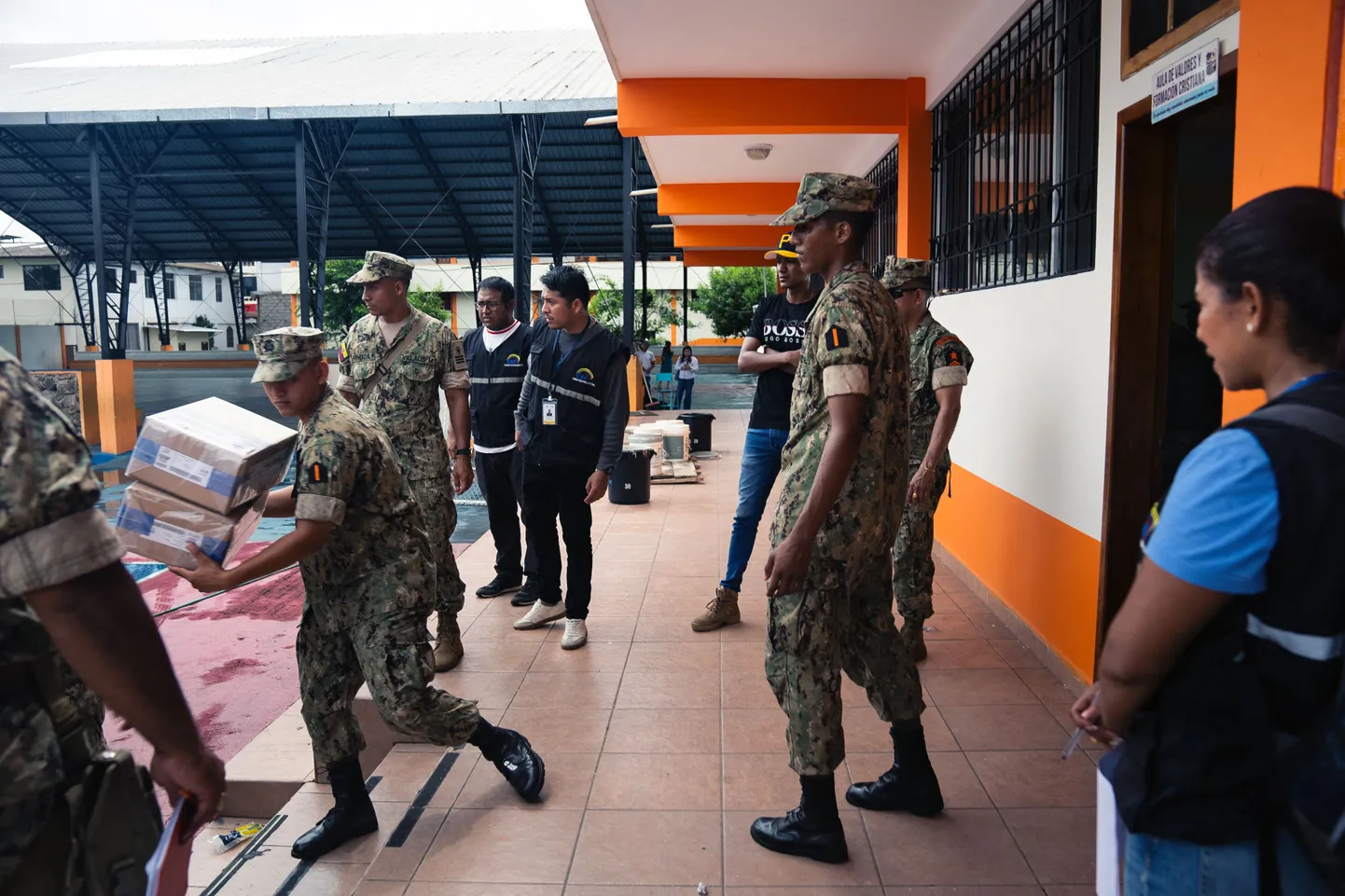 Karavīri un Nacionālās vēlēšanu padomes locekļi 2025. gada 11. aprīlī Puertorī Ajorā, Santakrusas salā, kas atrodas Galapagu salu arhipelāgā, aptuveni 1000 km no Ekvadoras piekrastes, izplata vēlēšanu materiālus nedēļas nogalē gaidāmajām prezidenta vēlēšanām
