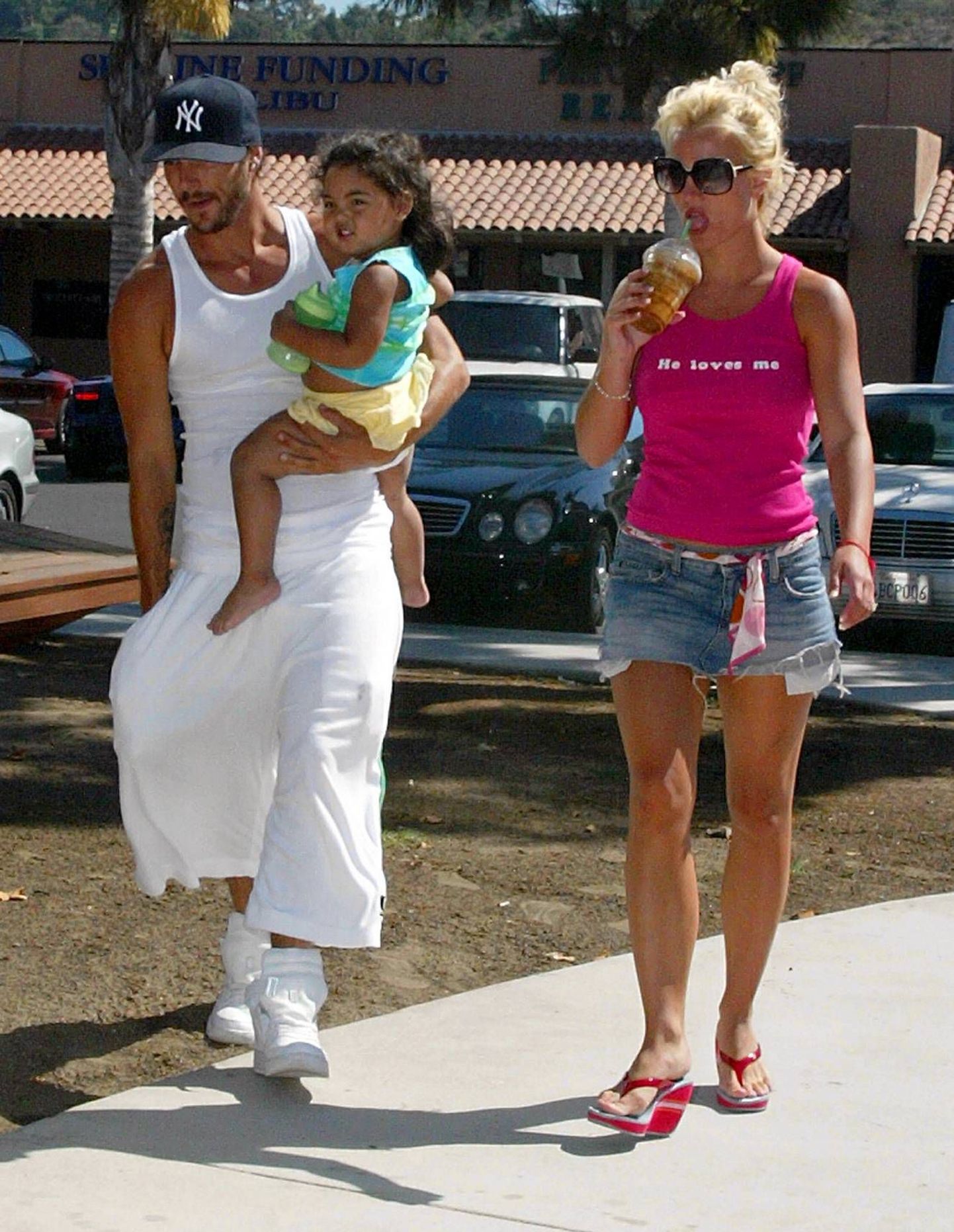Kevin Federline koos oma abikaasa Victoria Prince'i ning nende tütrega.