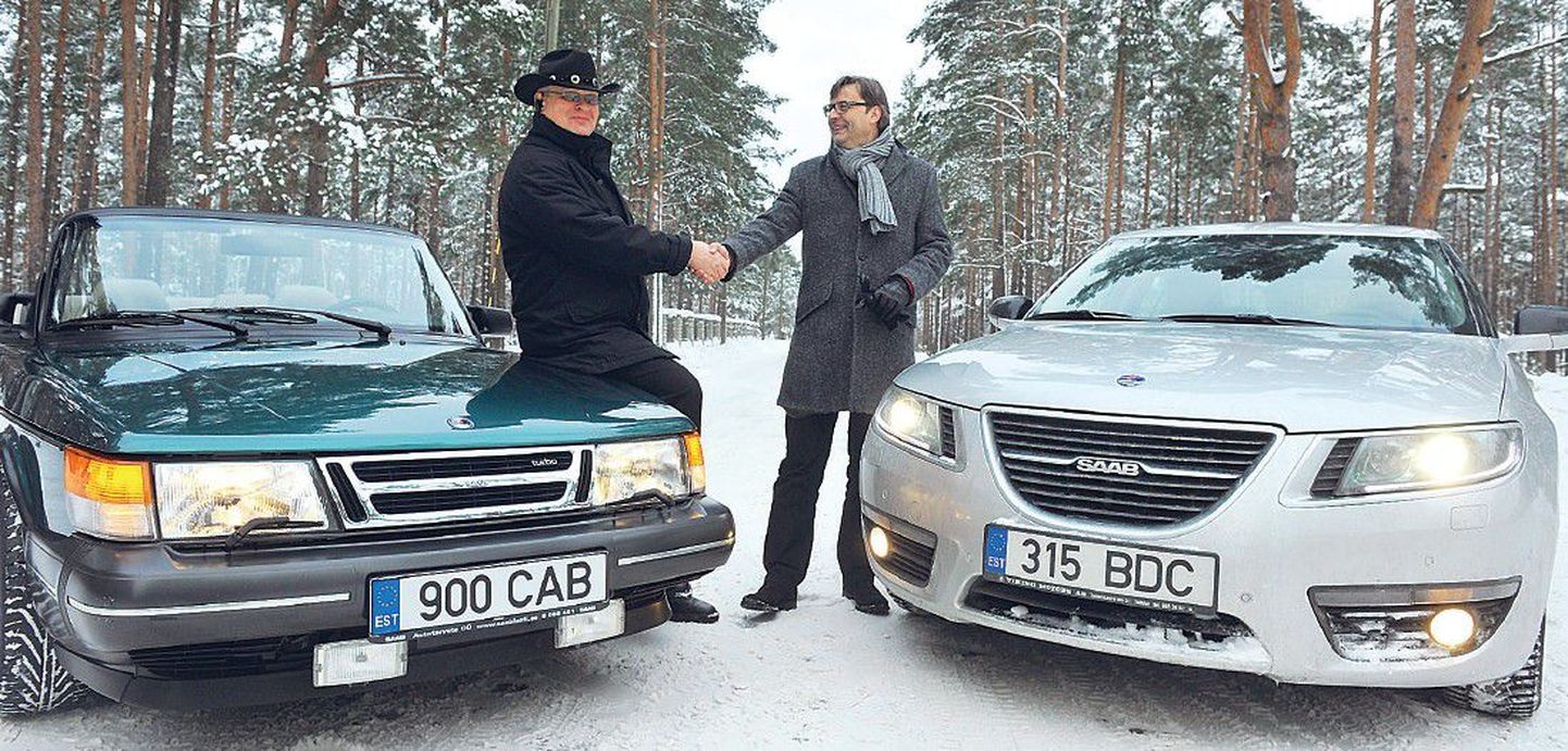 Поклонники марки Saab Анти Пальм (слева) и Тыну Вельт. Пальм приехал на кабриолете Saab 900 Classic, Вельт прикатил на одной из новейших серийных моделей Saab 9-5.