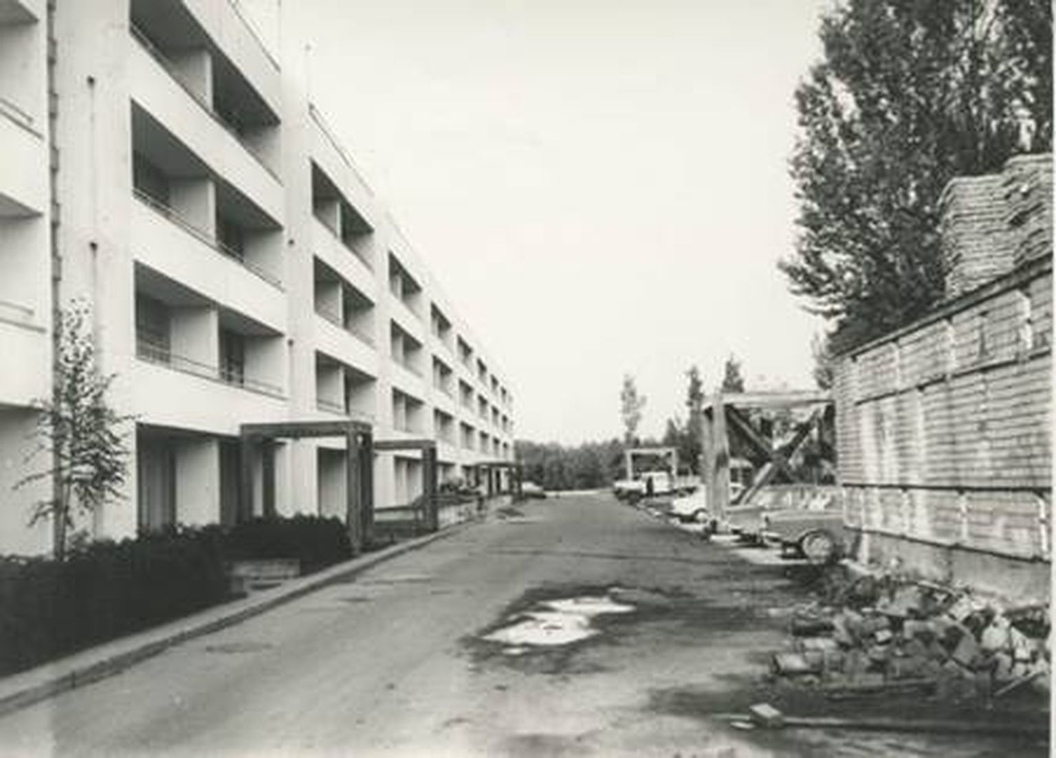 1980ndate modernse arhitektuuri üks kuulsaim esindaja Pärnus on Ehitajate tee äärde ehitatud Kuldne kodu.