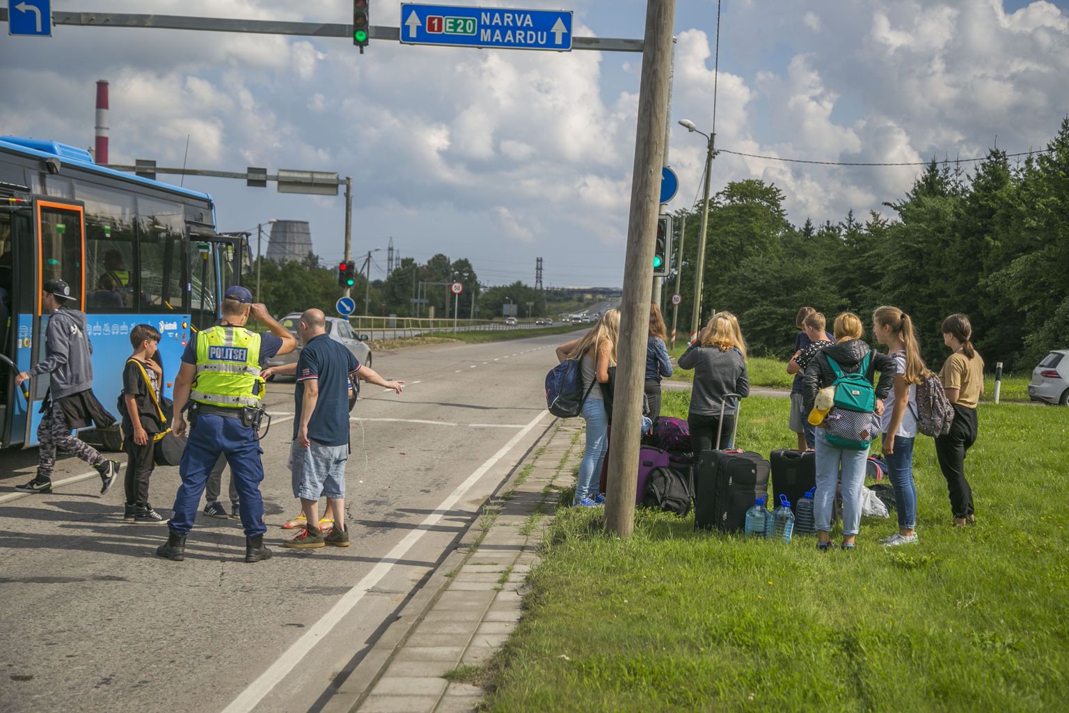 Tallinna piiril Perterburi teel sattus täna liiklusõnnetusse lapsi täis buss, mille juht oli raskes joobes.