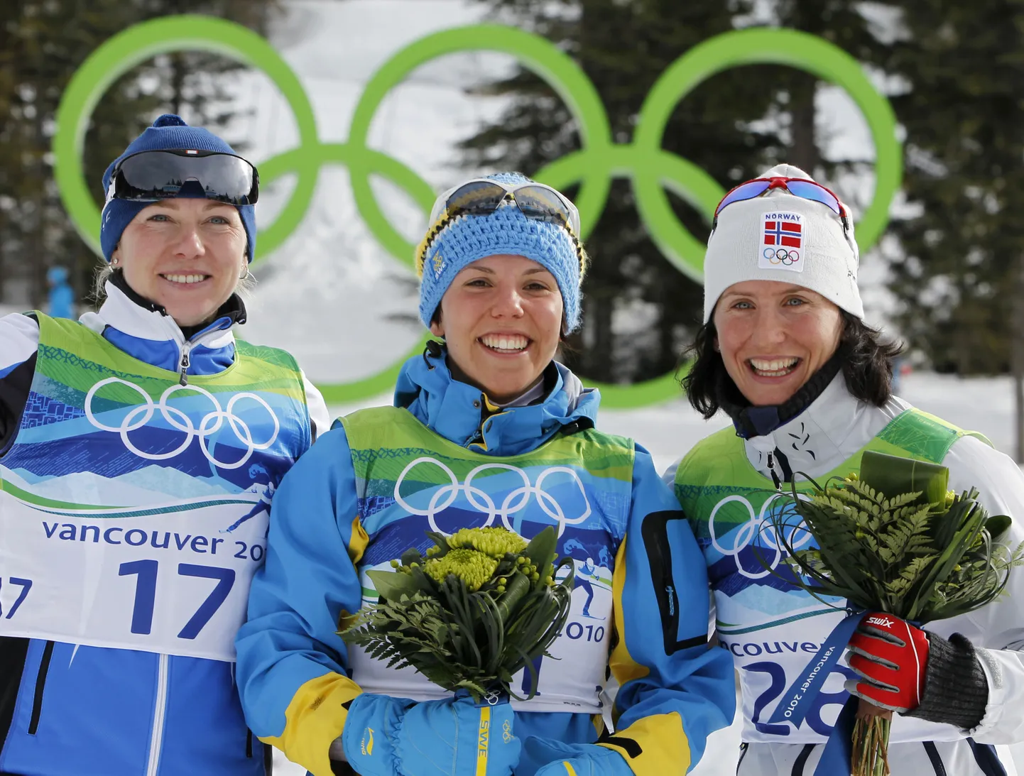 Charlotte Kalla (keskel) võitis 2010. aasta Vancouveri olümpial 10 km vabatehnikasõidu Kristina Šmigun-Vähi (vasakul) ja Marit Bjørgeni ees.