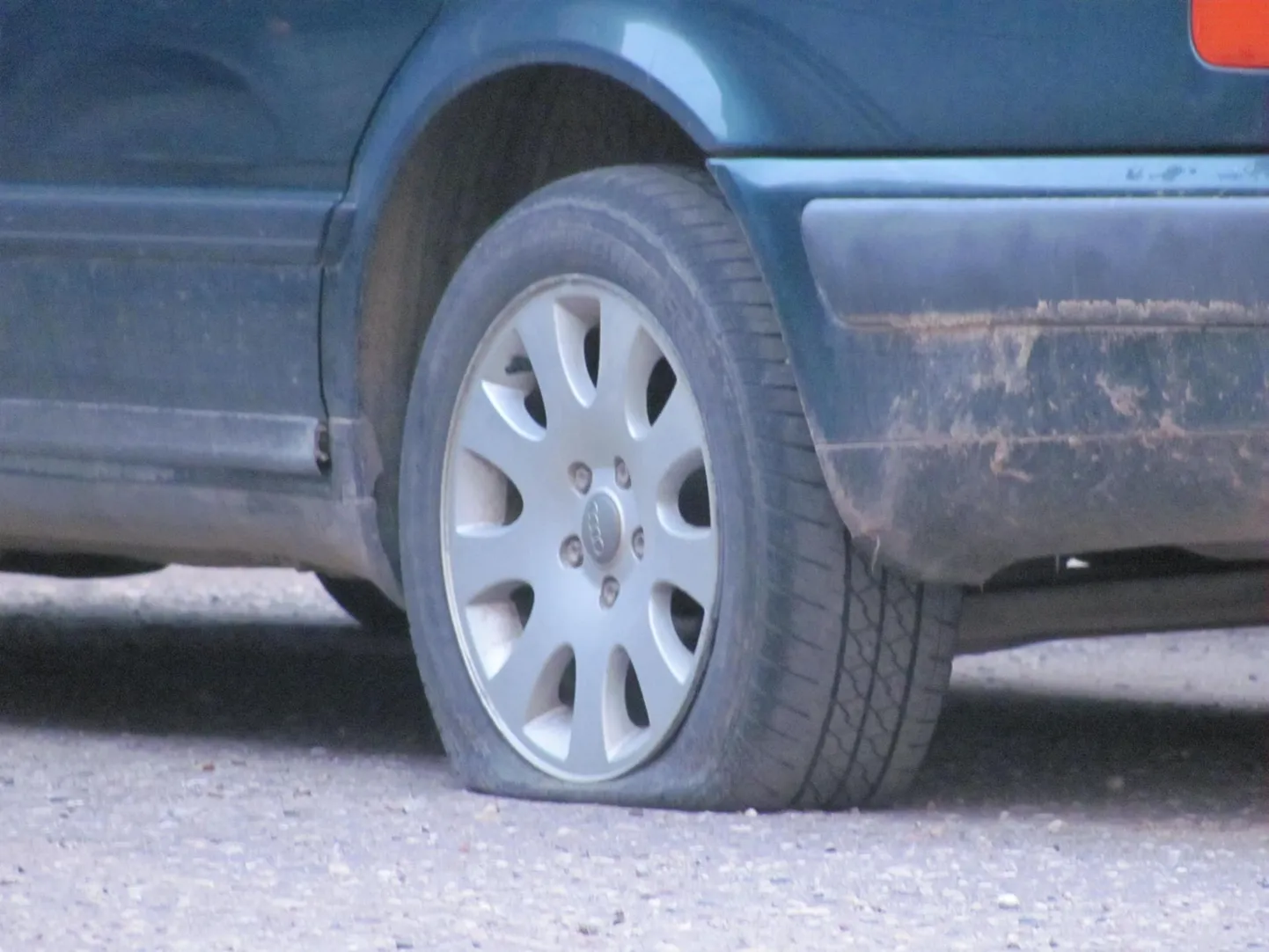 Raeküla linnaosas torgati sõiduautol läbi kõik neli rehvi. Foto on illustreeriv.