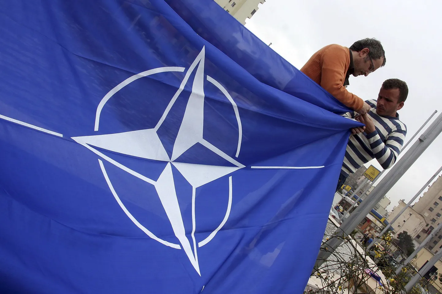 Mehed valmistuvad heiskama NATO lippu.