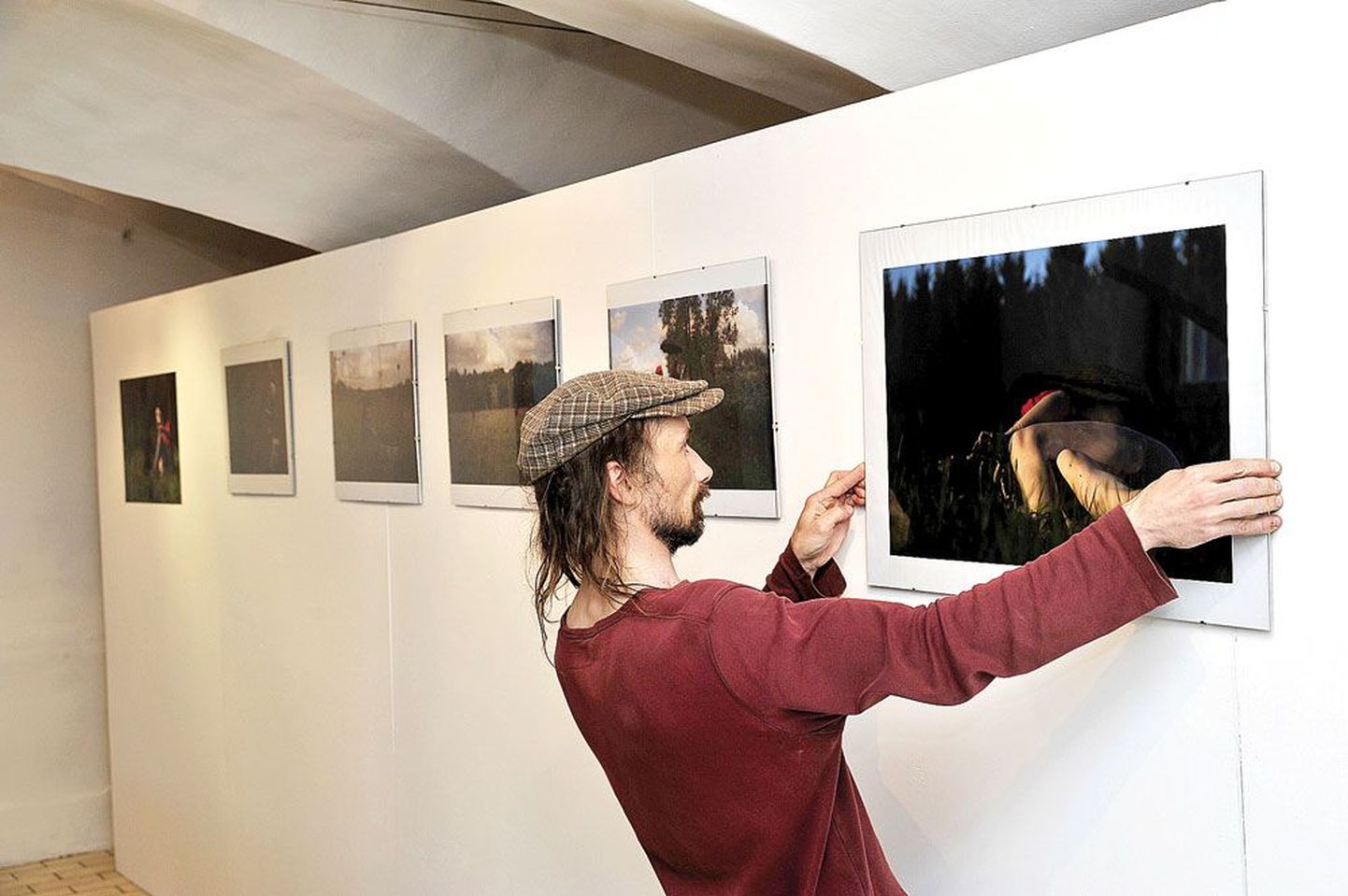 Juka Käärmann sätib paika näituse «Faktifoto. Kaameraga rünnatud Einstein» üht pilti.