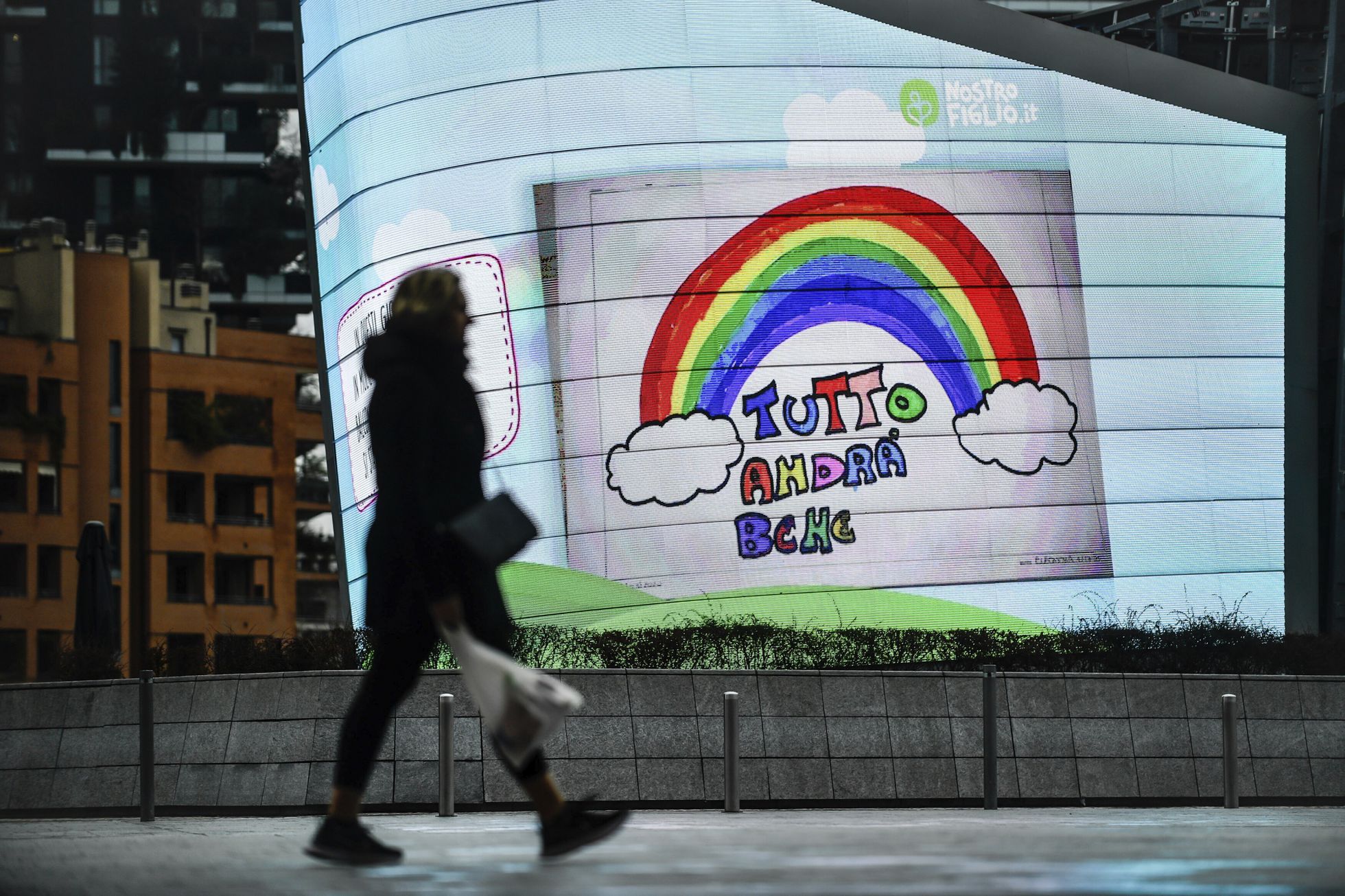 Reklāmas stends ar uzrakstu "viss būs kārtībā". Bērna zīmētā varavīksne ar uzrakstu ir kļuvusi par cerības simbolu itāliešiem Covid-19 uzliesmojuma laikā. Ilustratīvs attēls