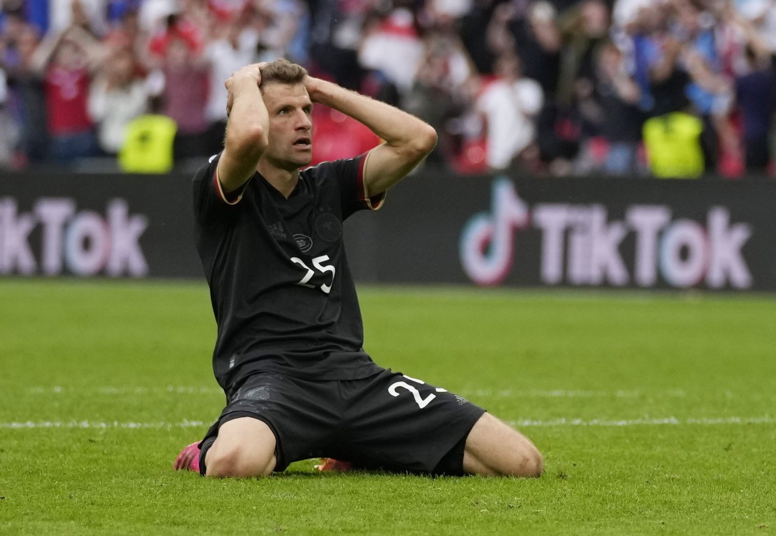 Saksamaa jalgpalli ründetuus Thomas Müller ei suuda uskuda, et ta sajaprotsendilise väravavõimaluse luhta lasi.