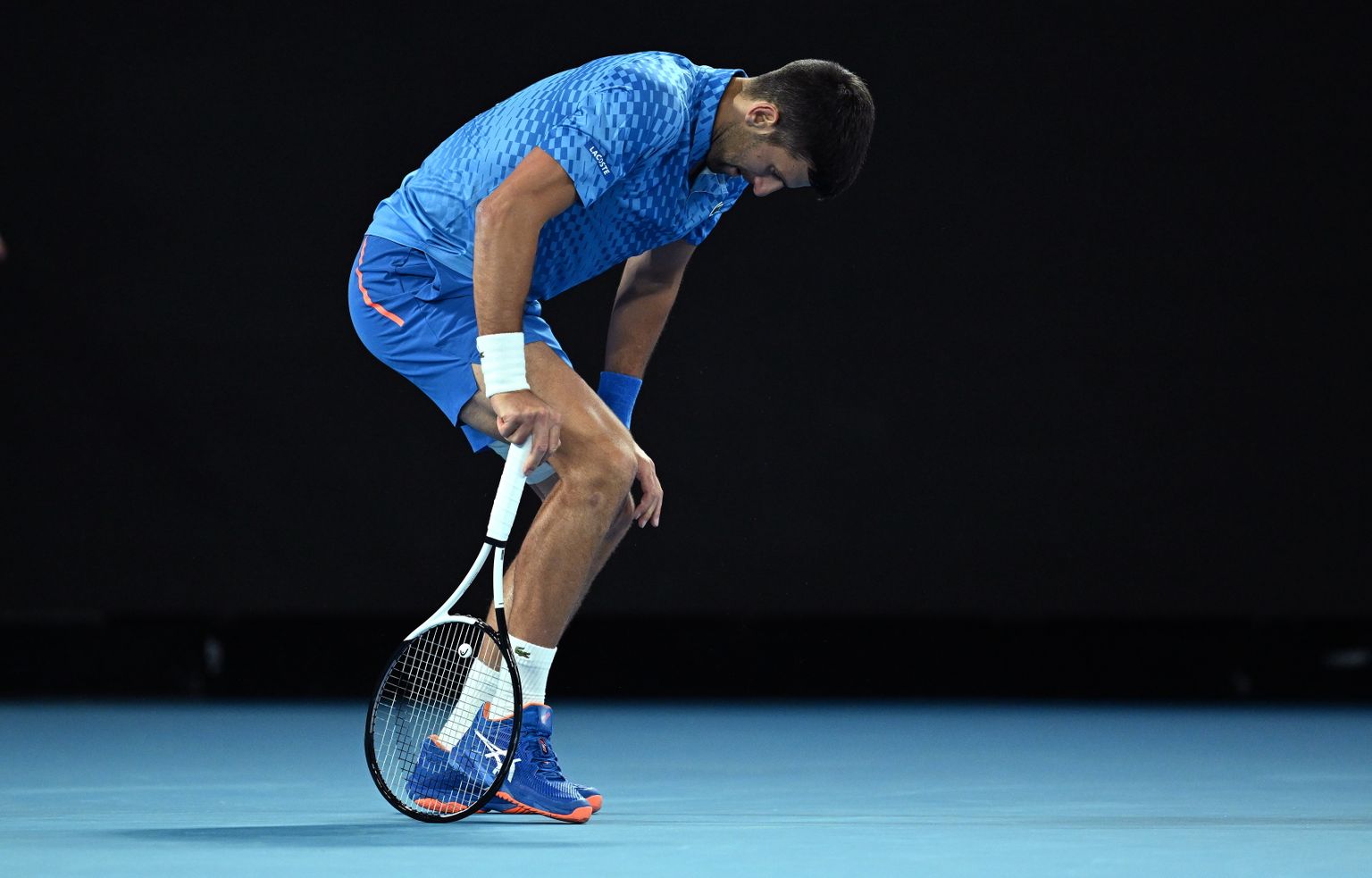 Novak Djokovicile tegi mängu ajal põlv valu.