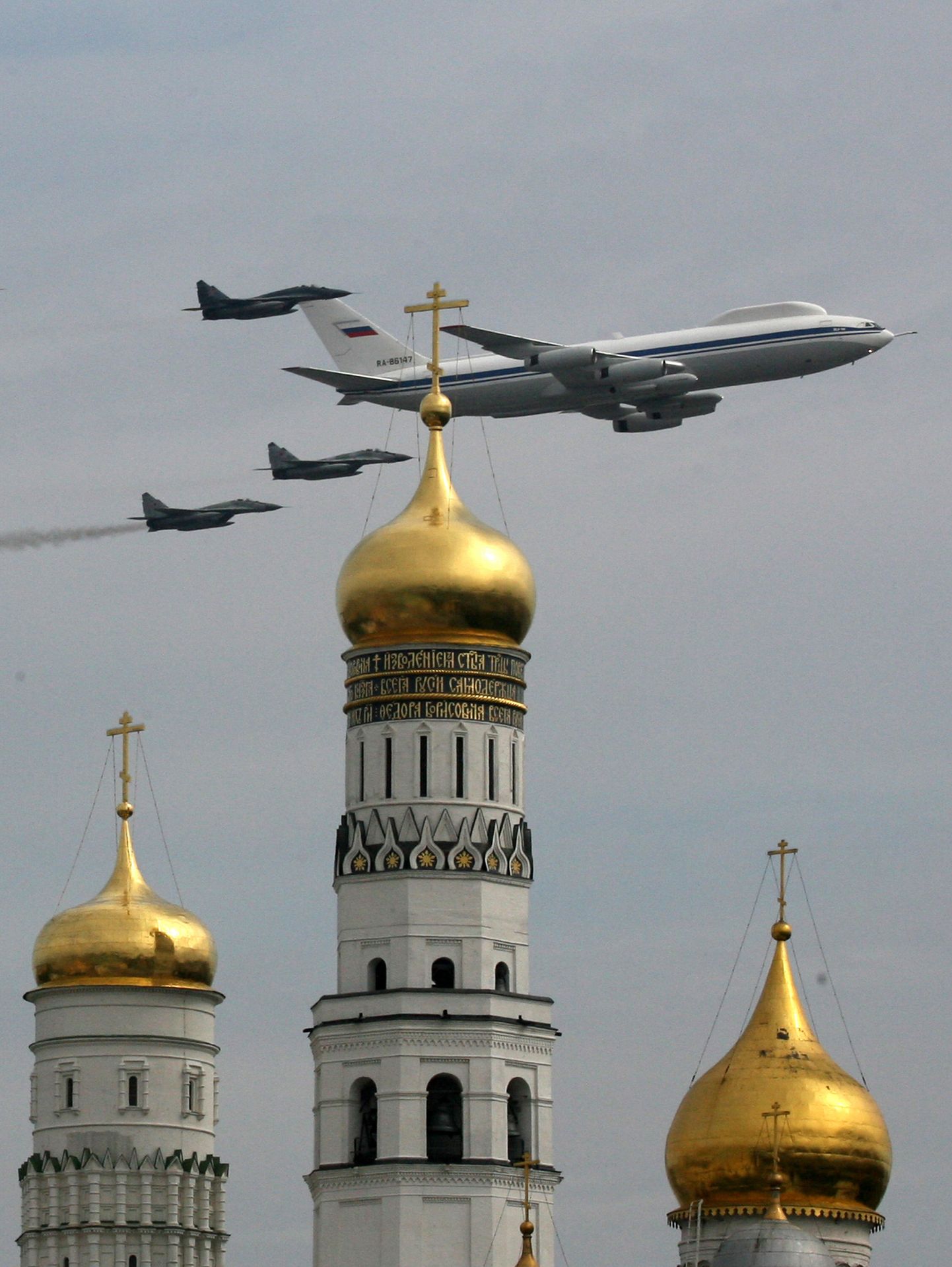 Venemaa õhujõudude suur probleem on koostöö puudumine eri lennukitüüpide ja väeliikide vahel, piirdudes tihti harvade õppuste ning paraadidega. Lendav komandopunkt Il-80 koos hävituslennukitega ülelennul Punasel väljakul toimunud võidupühaparaadist 2010. AFP