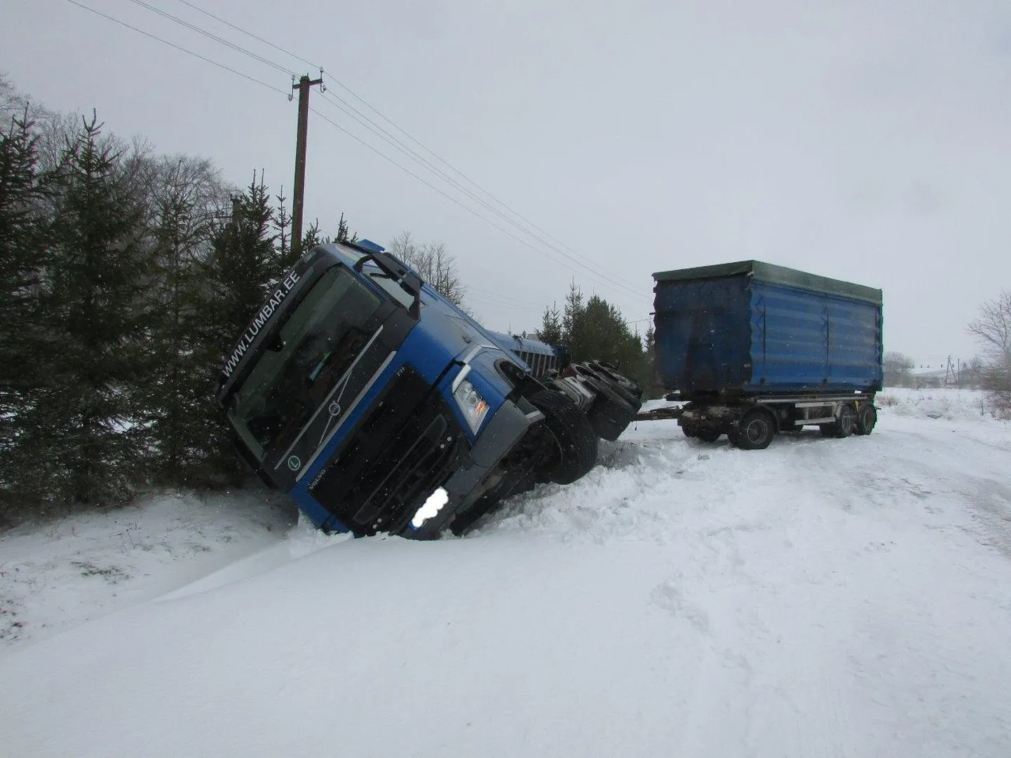 Ahastes sõitis veoauto teelt välja.