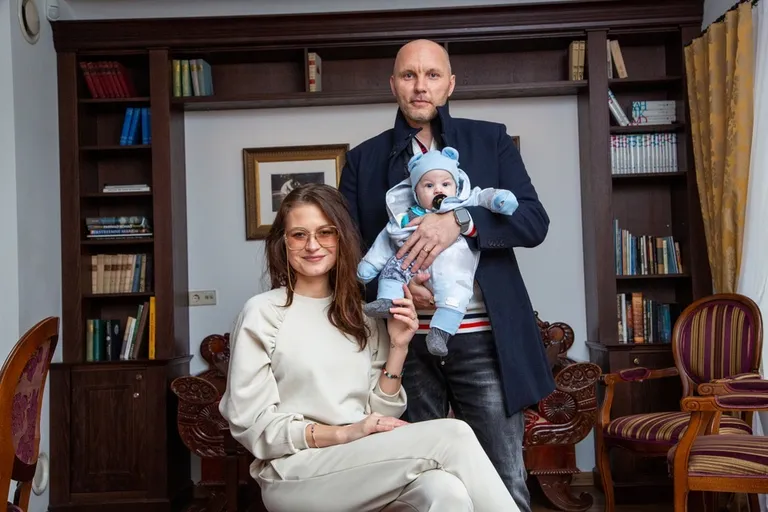 Kiviäri perepilt. Lisette ja Andreas Pomerants poja Thorreniga.