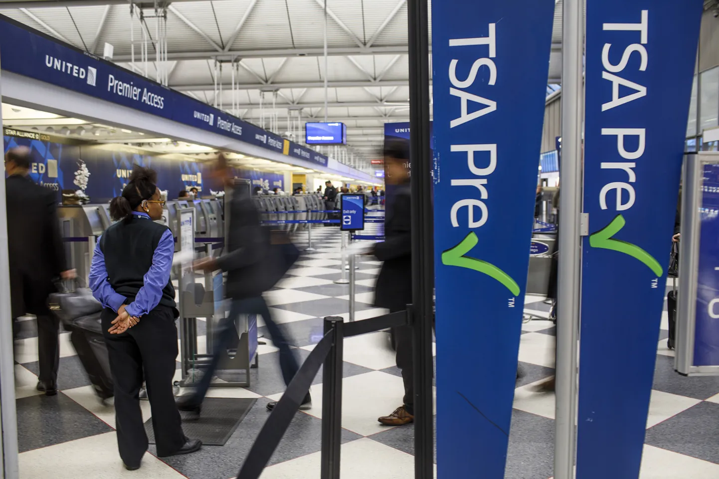 Reisijad jalutamas läbi piirikontrolli Chicago O'Hare rahvusvahelises lennujaamas. Võrreldes eelmiste aastatega on sel aastal välismaalastel piiril rohkem sekeldusi, kirjutavad USA väljaanded. Euroopa Liit on aga lausa kehtestanud karmimad turvareeglid ametnikele, kes sinna riiki reisivad, ja ohutusnõuded seadmetele, mis kaasa võetakse.