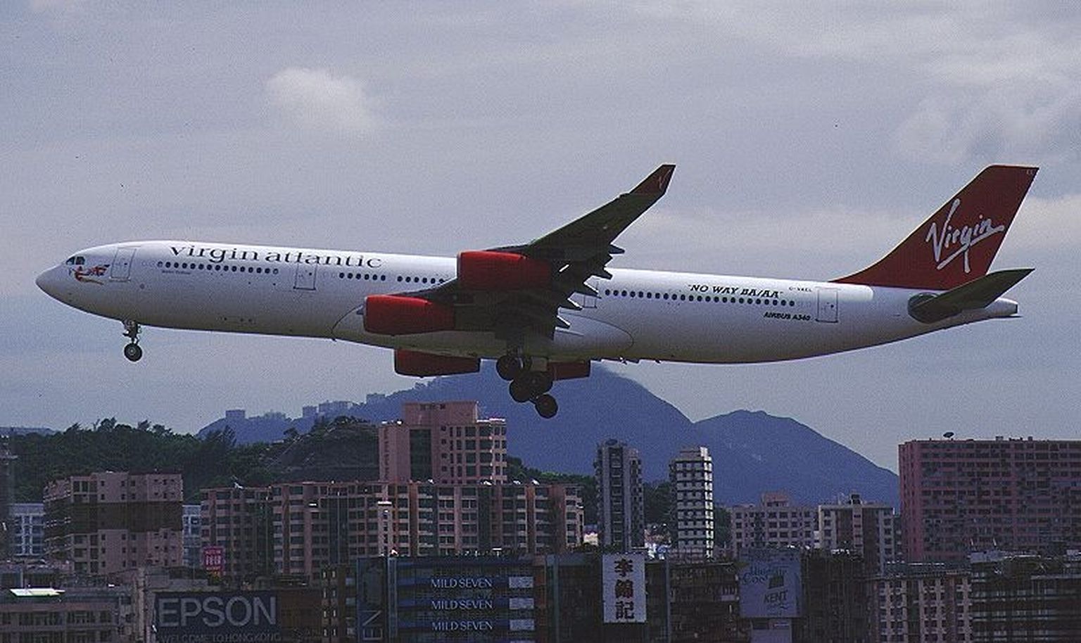 Ajaloolisel fotol on näha Virgin Atlanticu lennukit maandumas Hongkongis 1988. aastal. Toona sõdis Virgin British Airwaysi ja American Airlinesi koostöö vastu, nüüd astub ettevõte lõpuks ise tihedamalt mesti Delta Airlinesi, KLMi, Air France ja teiste Skyteami liikmetega.