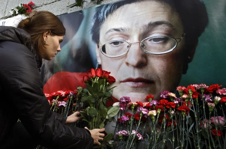 7 октября 2009 года. В годовщину убийства журналистки Новой газеты Анны Политковской сотни людей несут цветы к ее дому.