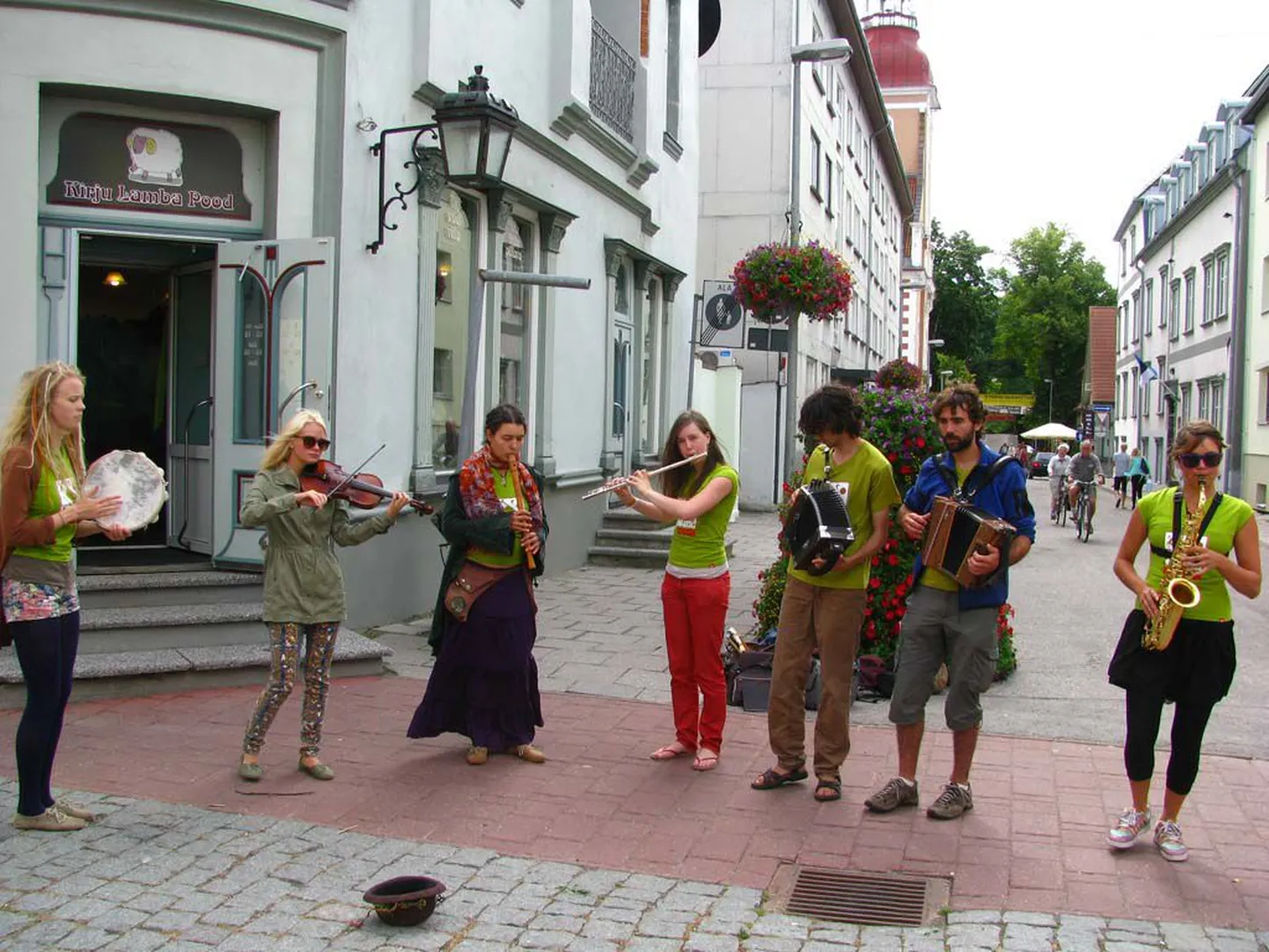 Tänavamuusikud Pärnus Rüütli tänaval.