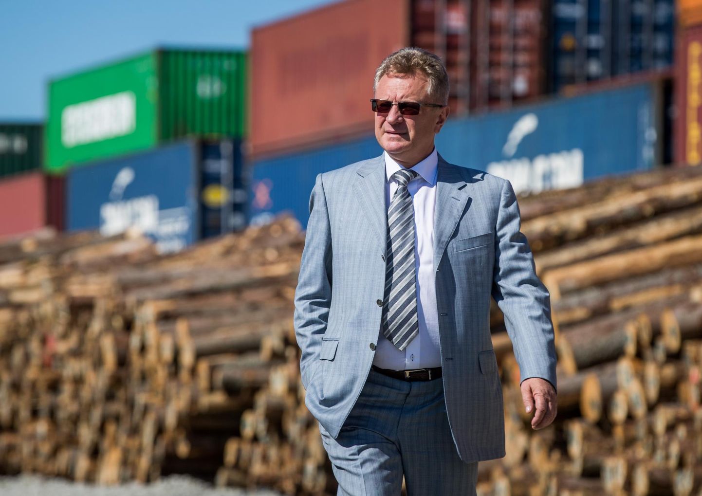 Transiidikeskuse ASi juhatuse esimees Vladimir Popov on valmis Muuga sadamas asuvas konteinerterminalis Hiina kaubarongi vastu võtma ning selle Eesti puidutooteid täis laadima.