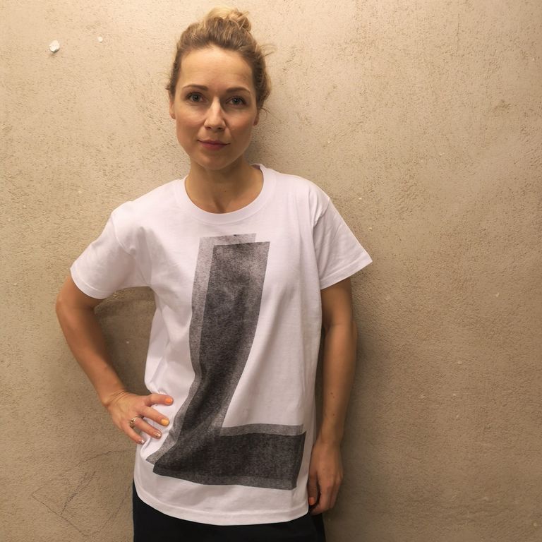 Ленна Куурма в футболке собственного бренда.