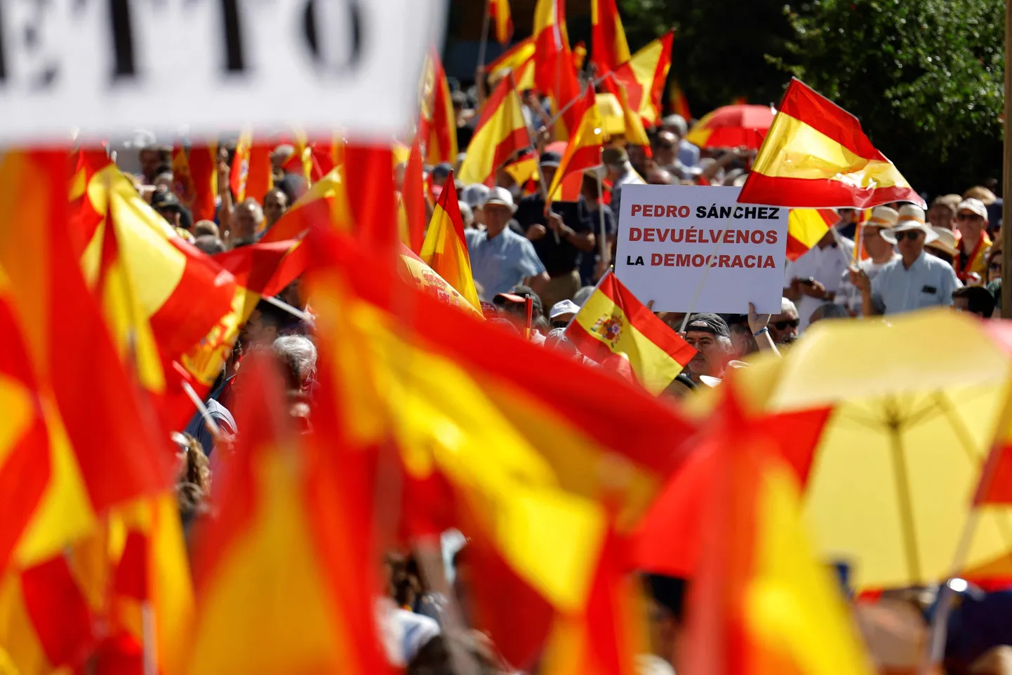 Opozīcijas organizētā demonstrācija pret Spānijas premjerministru Pedro Sančesu.