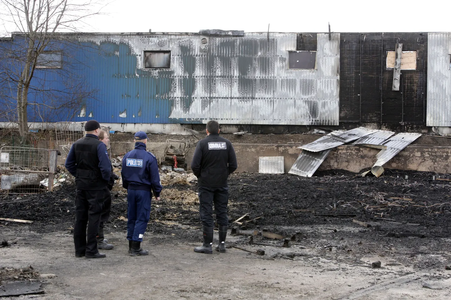 Lõuna prefektuuri kriminaalpolitseinikud ja Lõuna päästekeskuse menetleja käisid esmaspäeva pärastlõunal Teguri tänaval laupäeval mahapõlenud Bambona laohoone juures uurimas, kust ja millest tulekahju alguse sai. Fotograafi saabudes oli vaatluse all lao osa, mis piirneb naaberkinnistuga.