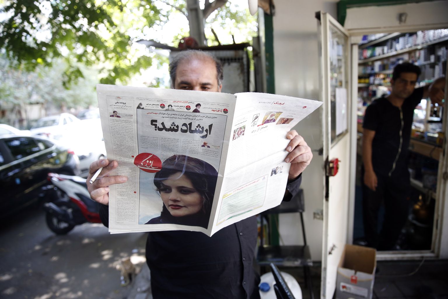 22-aastase Mahsa Amini pilt Iraani päevalehe kaanel. Tema surm moraalipolitsei küüsi jäämise järel on põhjustanud proteste nii Kurdistanis kui ka nüüd pealinnas Teheranis.