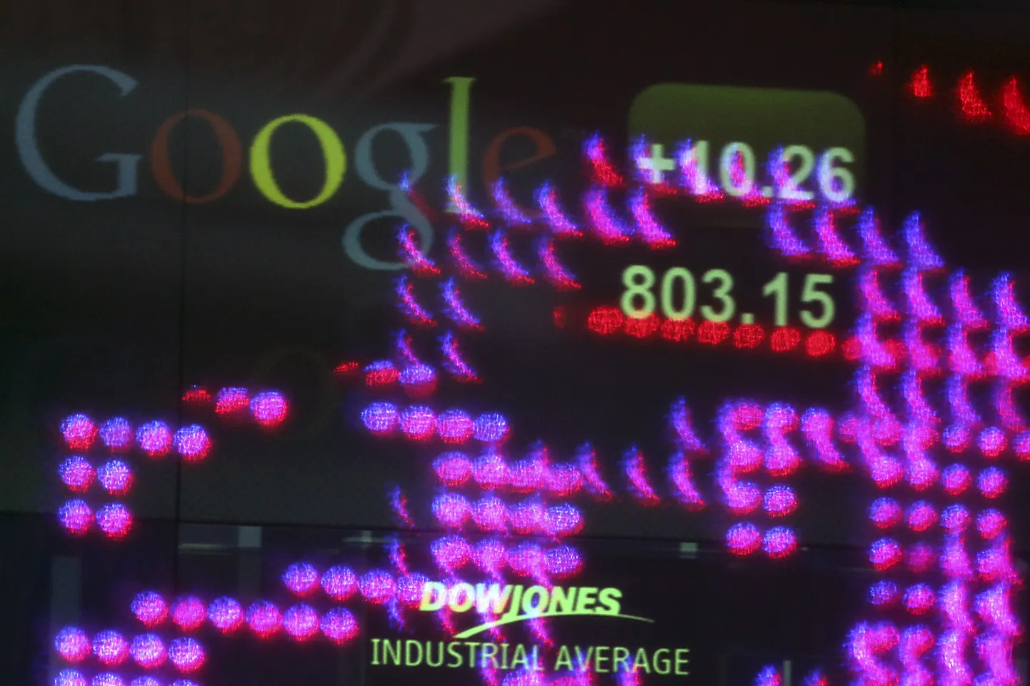 Google logo ja numbrid Nasdaqi peakontori aknal.