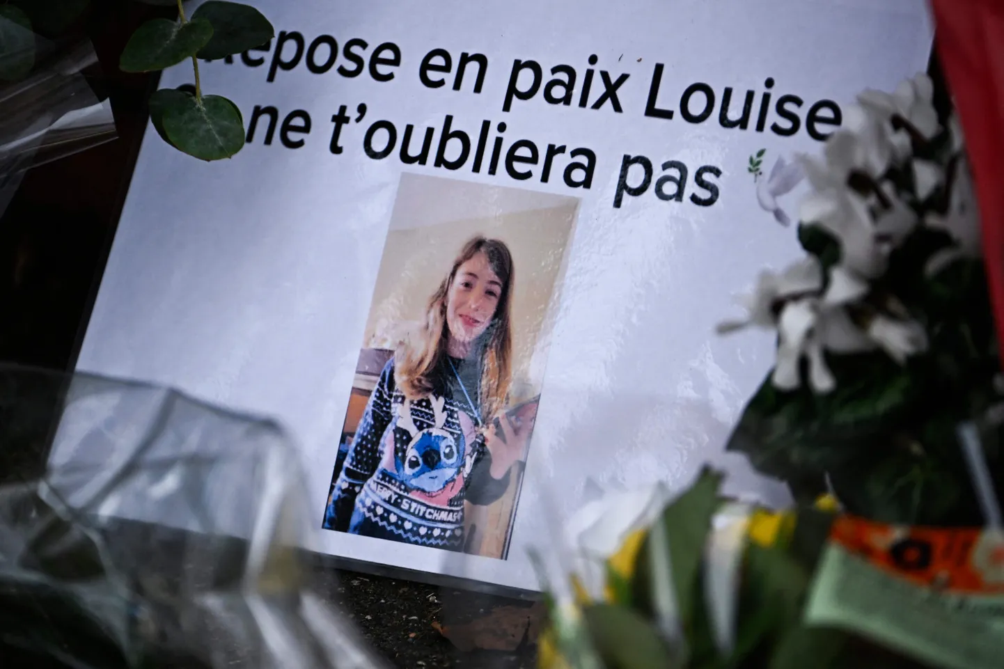Reedel surnuks pussitatud Louise Lasalle’i pilt lillede keskel, mis on tema mälestuseks toodud Pariisi lähedal Épinay-sur-Orge’is asuva Andre Maurois’ põhikooli juurde.