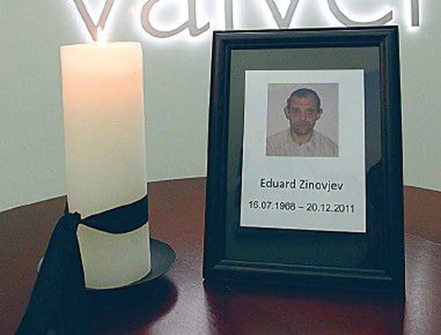 В память о погибшем охраннике Эдуарде Зиновьеве в головном офисе G4S горела свеча.