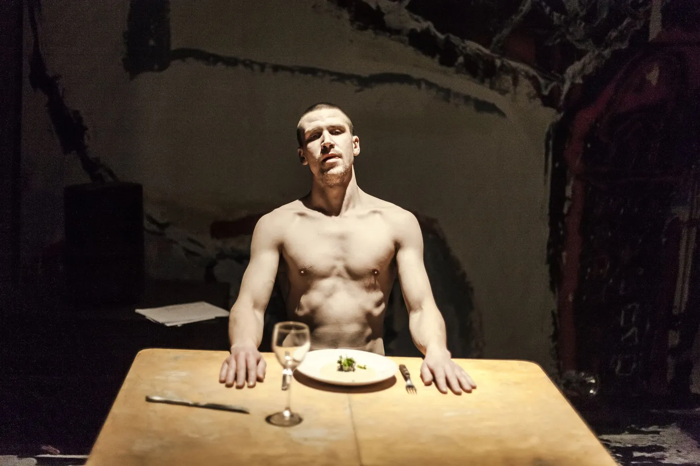 Hendrik Kaljujärv lavastuses "Overexposure"