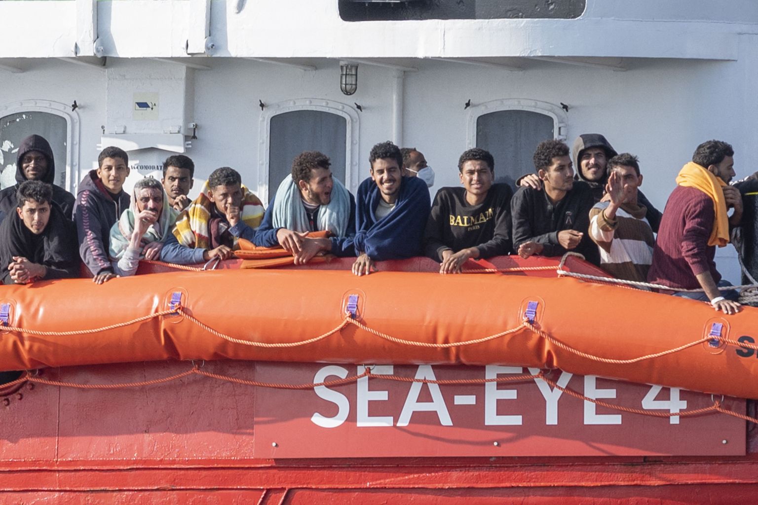 Vidusjūrā izglābtie migranti uz kuģa „Sea-Eye 4” Sicīlijā, 2021. gada novembrī