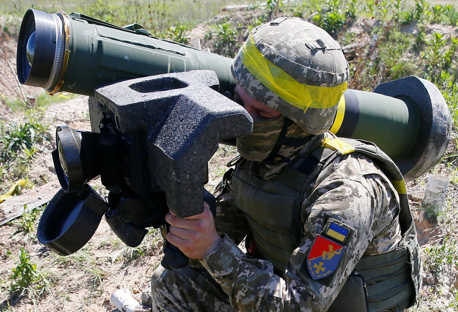 Ukraina sõdur harjutab Javelini raketikompleksist laskmist.