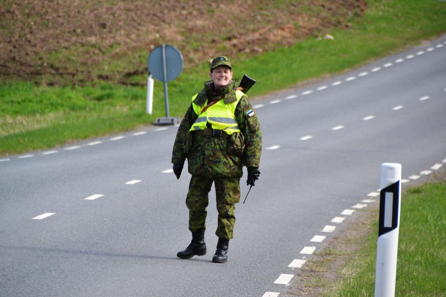 Kaitseliitlane Katrin Kivistik suurõppuse «Siil» ajal patrullijakohuseid täitmas.