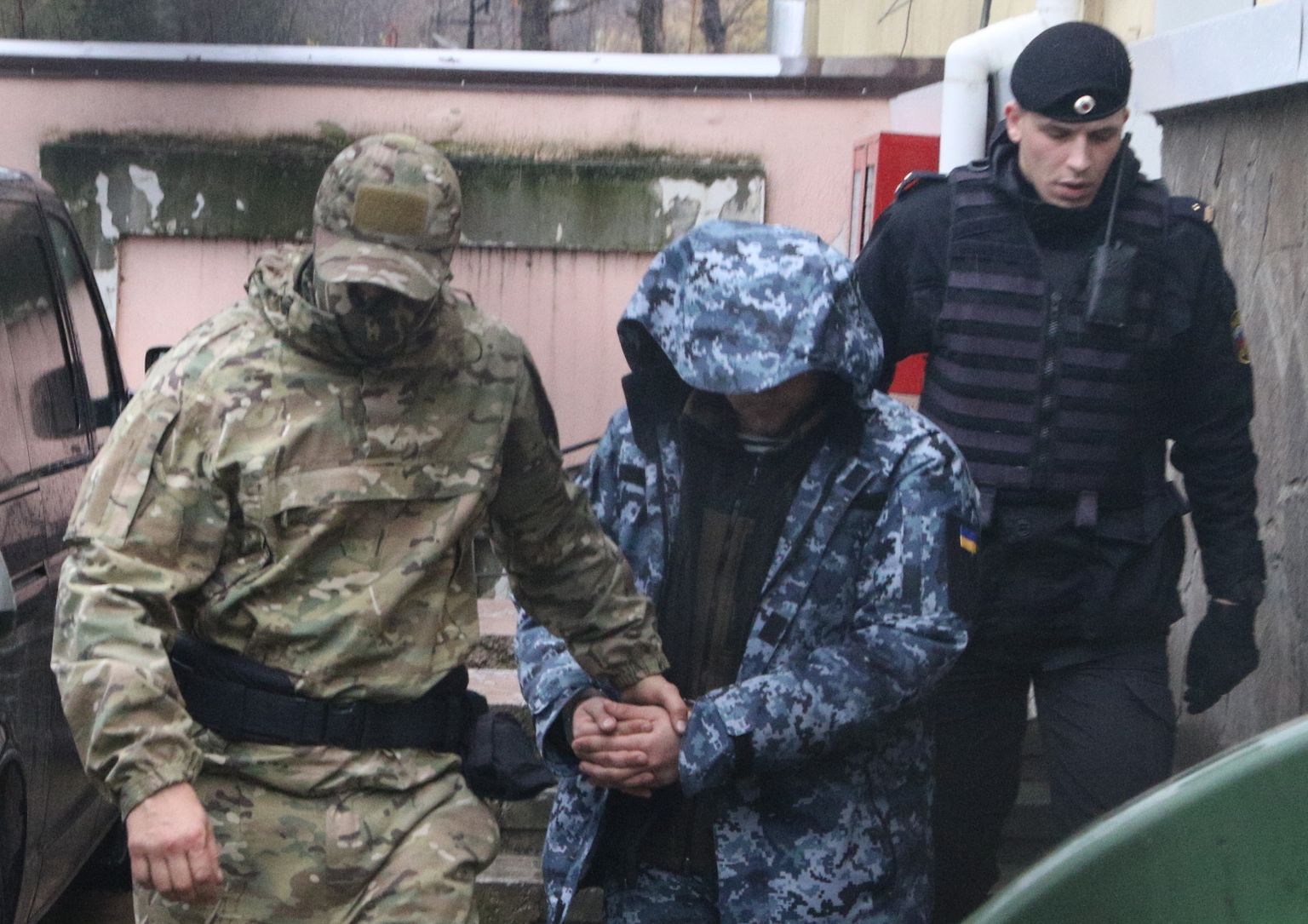 Kinnipeetud Ukraina mereväelane Kertši kohtus 28. novembril.