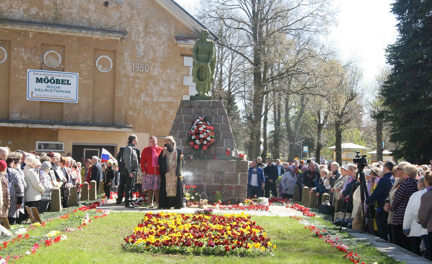 Kohtla-Järve punamonumendi juurde on aastaid 9. mail kogunenud inimesed georgi lintide, Venemaa lippude ning nõukogude sümboolikaga.