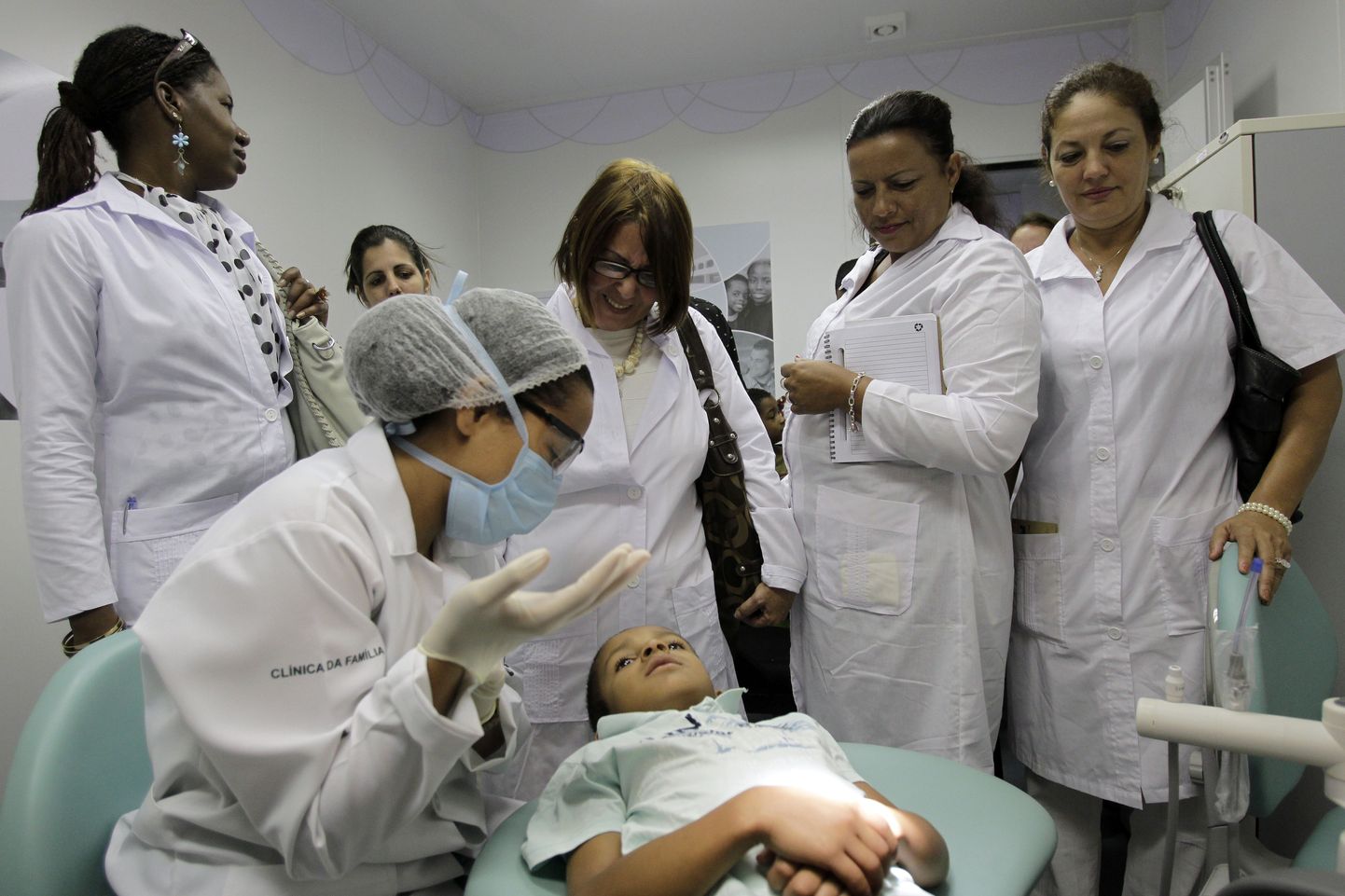 Kuuba arstid jälgimas hambaraviprotseduuri kliinikus Brasiilia pealinnas Brasílias.