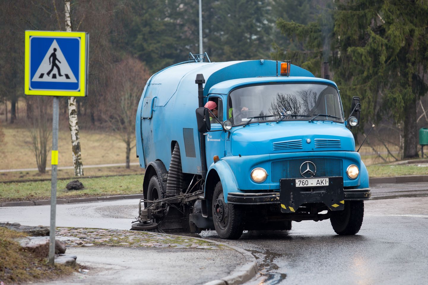 Keskonnateenused alustas sellel nädalal Viljandis linnatänavate kevadist puhastamist.