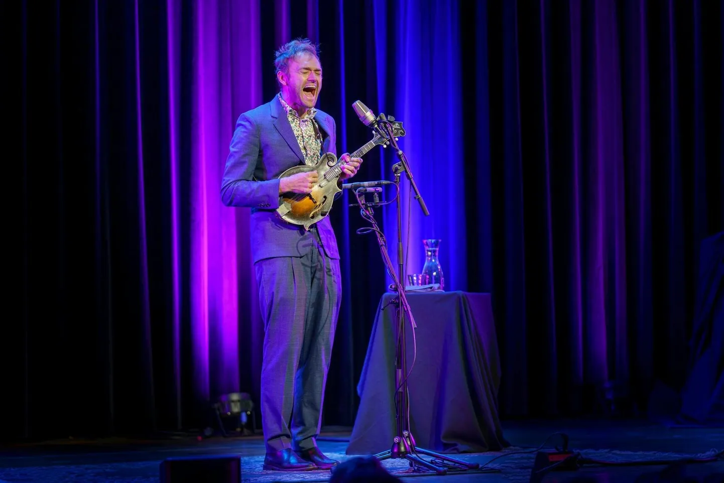 Chris Thile esines innukalt ja emotsionaalselt ning publik vastas talle ovatsioonilise aplausiga.