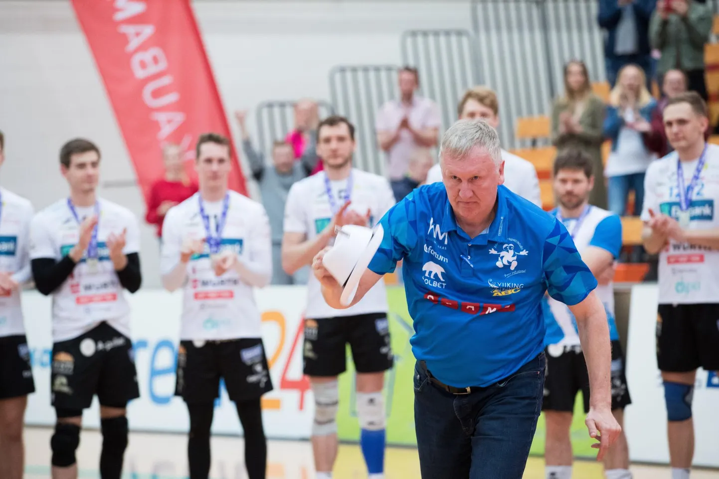 Värske meister Avo Keel tänab pärast finaalseeria 4:0 võitu Pärnu publikut.