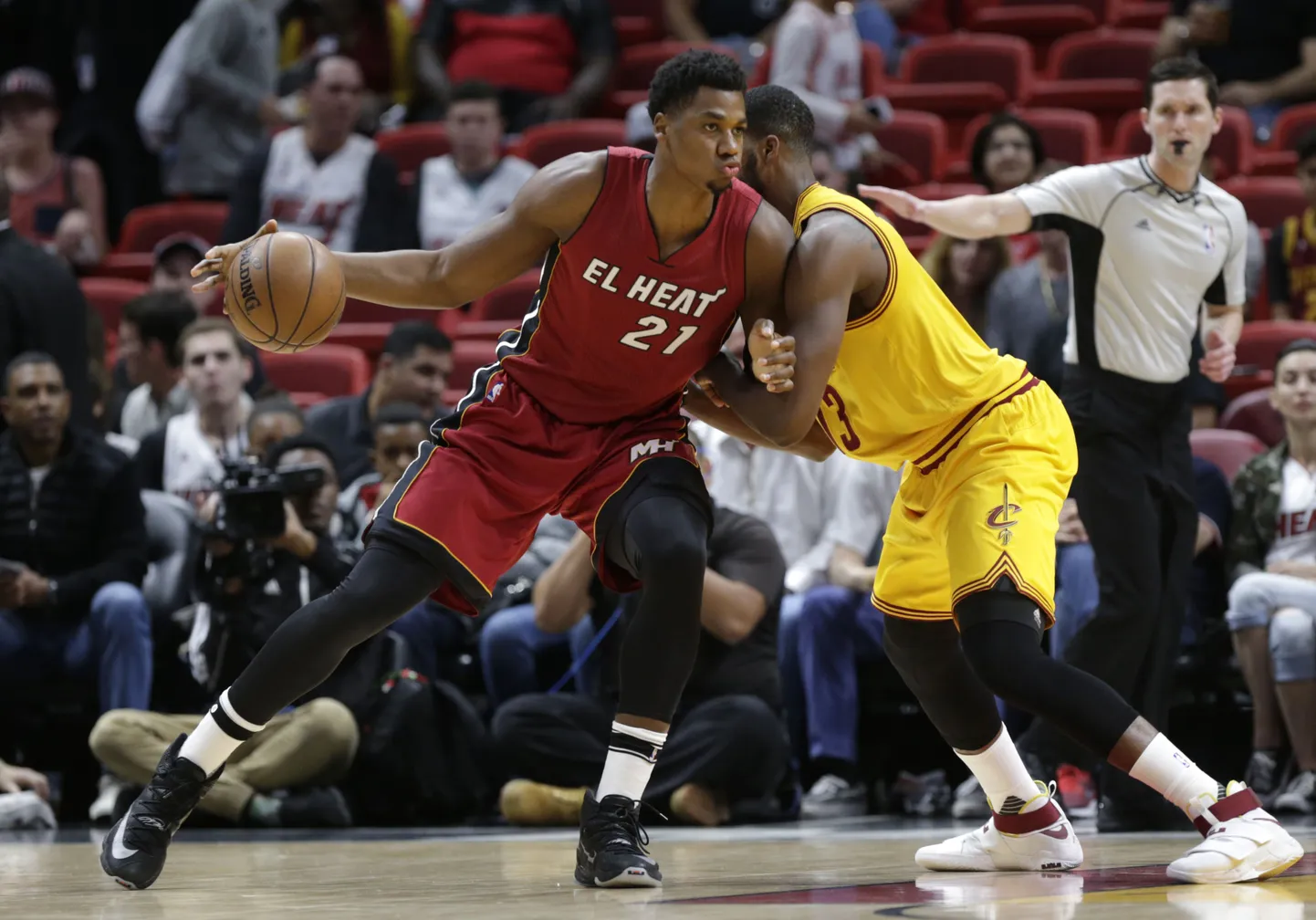 Hassan Whiteside (punases) tegi Miami Heati poolt hea esituse ning aitas koduklubi tiitlikaitsja vastu võidule.