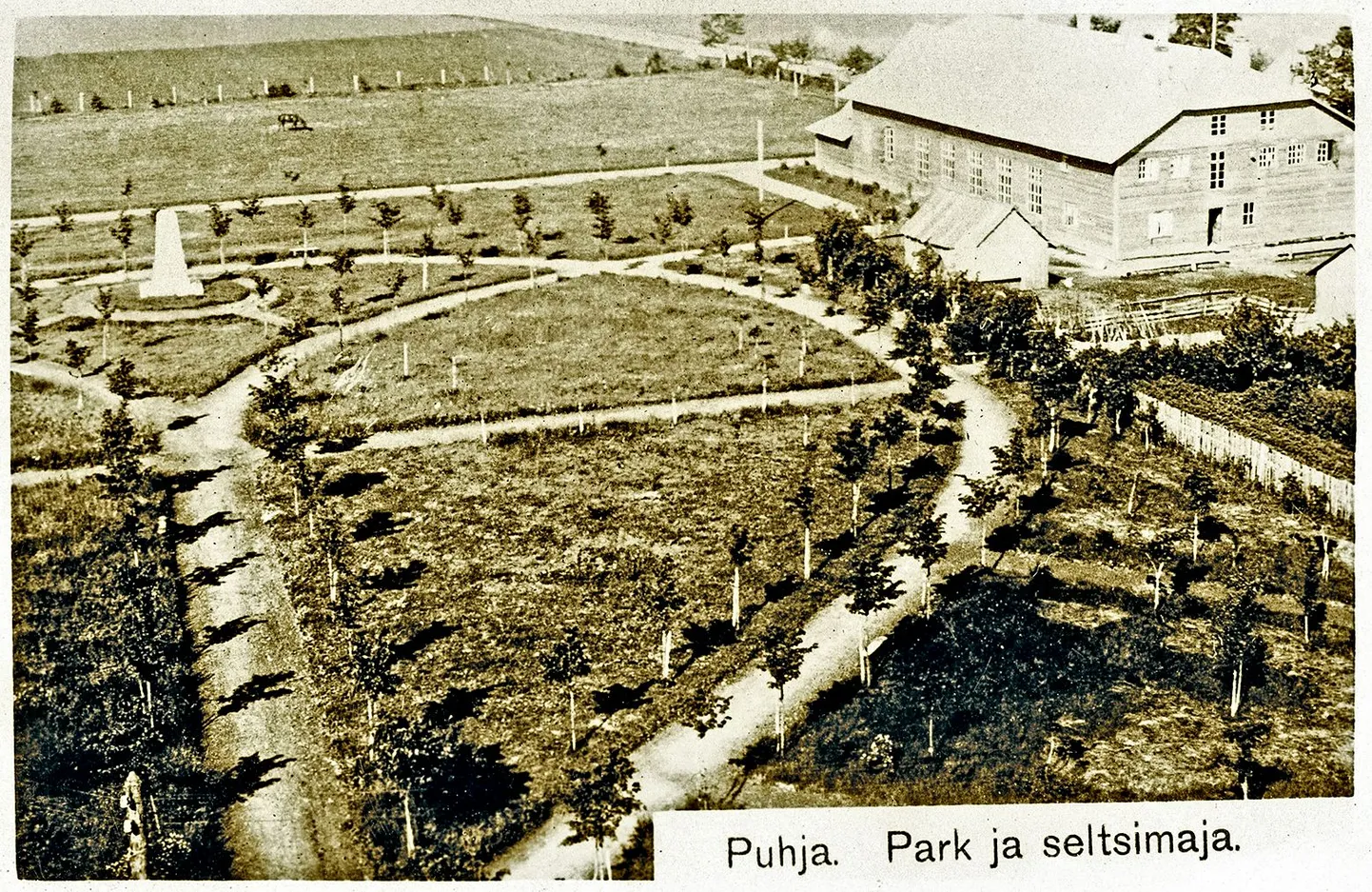 Teadaolevalt ainuke fotojäädvustus Puhja seltsimajast ja osast  südame­­kujulisest 
pargist. Pilt on tehtud Puhja kirikutornist pärast ausamba avamist 1925. aastal.