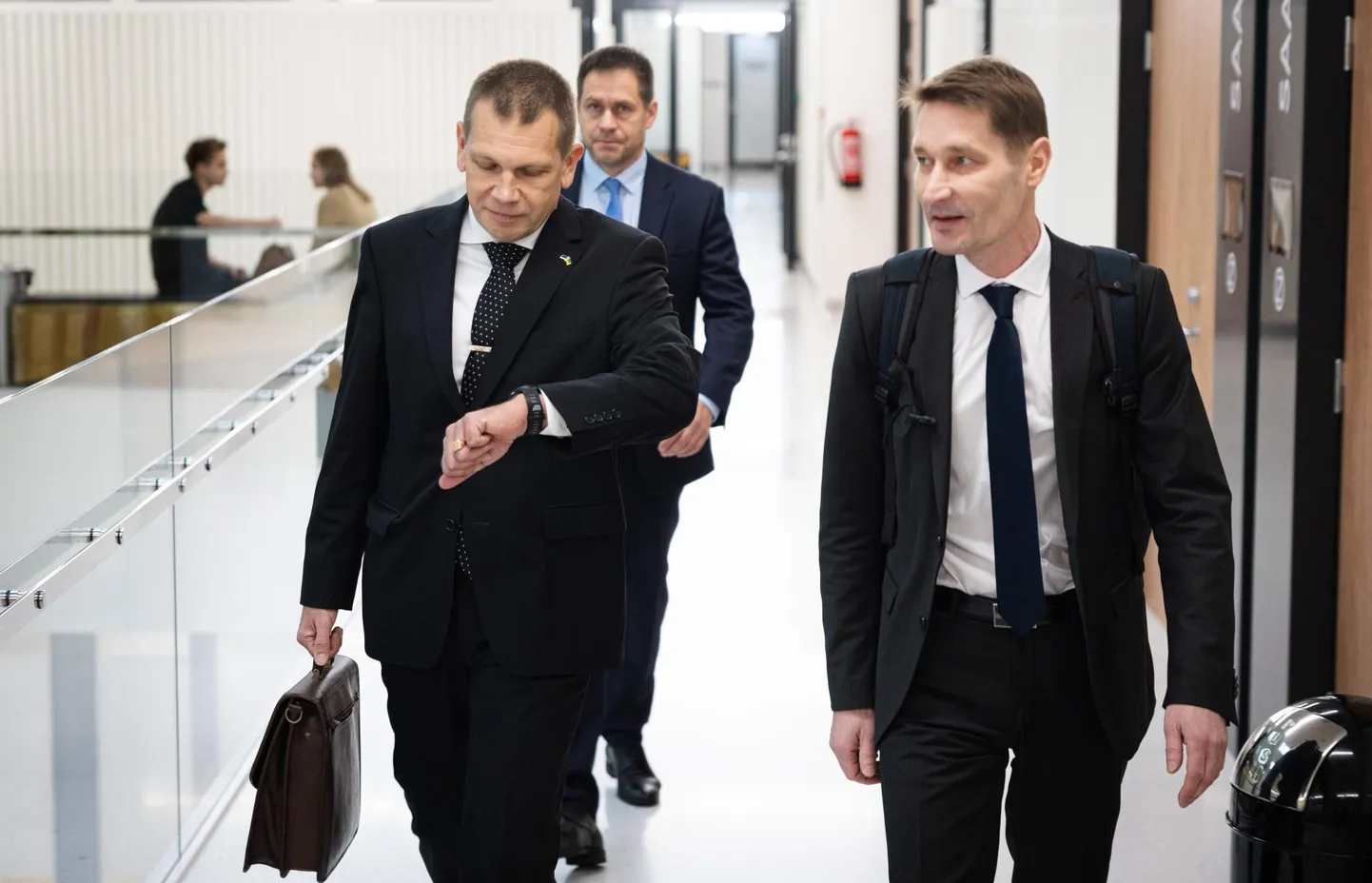 Eerik Heldna (vasakul) ja Elmar Vaheri (keskel) kaitsja Margus Kurm (paremal) kasutab kaitsetaktikas retoorikat, et kaitsepolitseiametil on Heldna suhtes vaen.