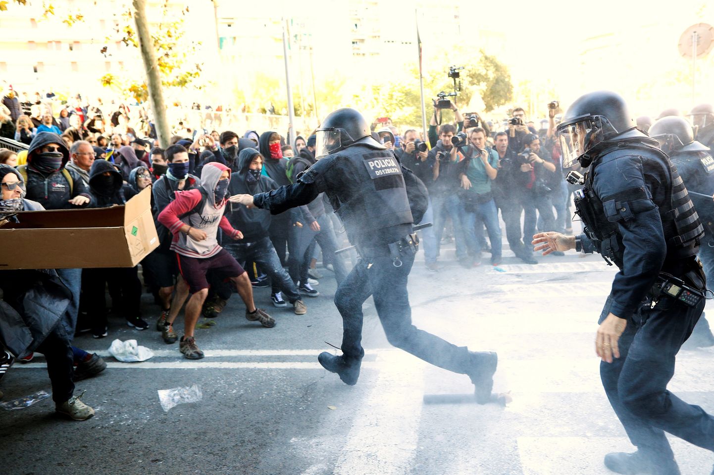 Столкновения полиции и демонстрантов в Барселоне