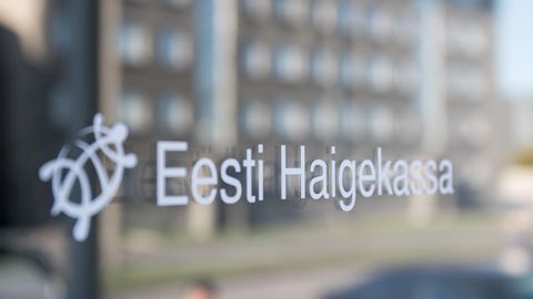 Kui riigil näikse raha olevat küll, et seda katuseprojektidele jagada, siis võiks sellest summast moodustada haigekassa erijuhtumite fondi, millest rahastataks ravi, milleks muidu raha kuidagi ei leita. Kui riigil näikse raha olevat küll, et seda katuseprojektidele jagada, siis võiks sellest summast moodustada haigekassa erijuhtumite fondi, millest rahastataks ravi, milleks muidu raha kuidagi ei leita.