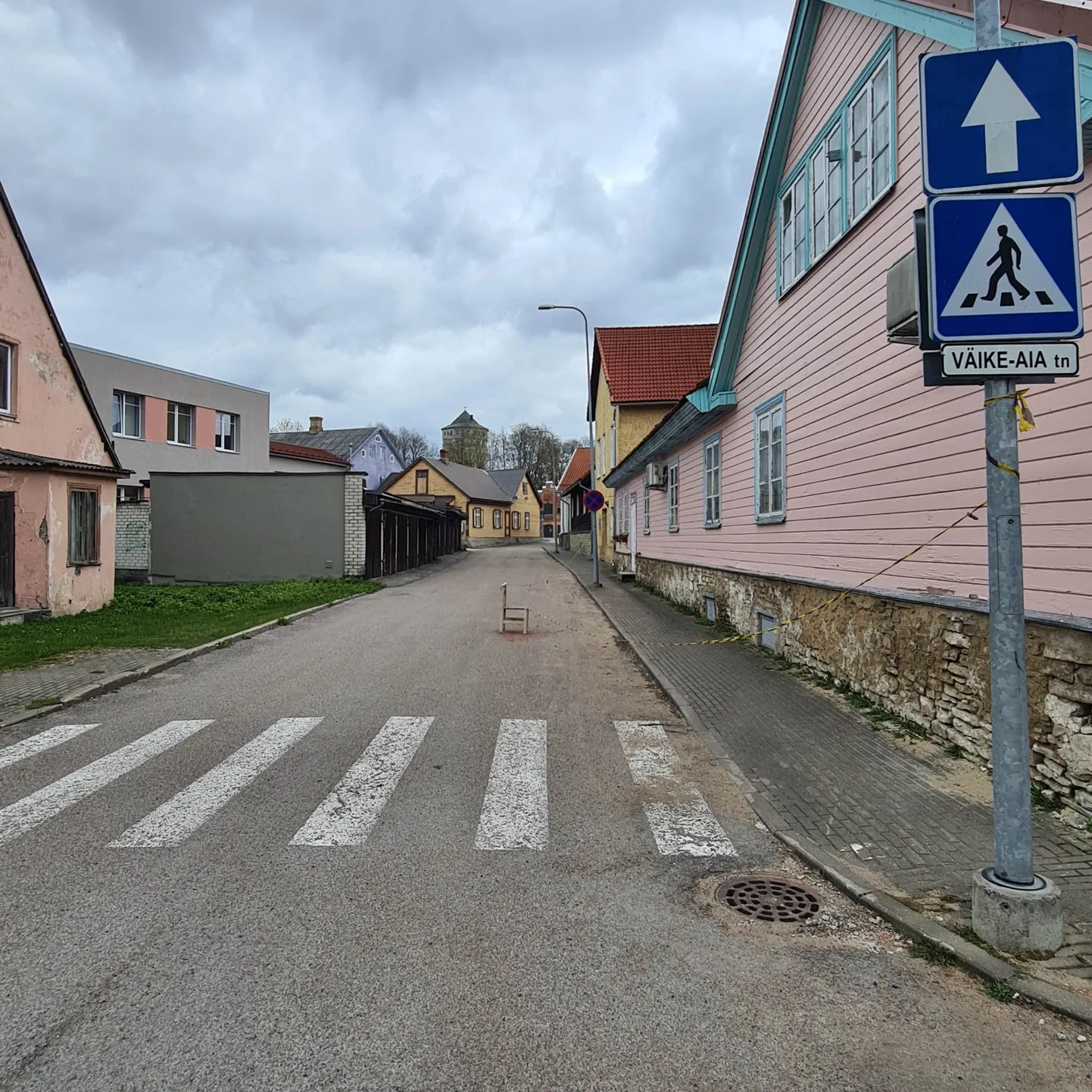 Keset Kitsast tänavat Paides on asetatud liiklust takistav tool.