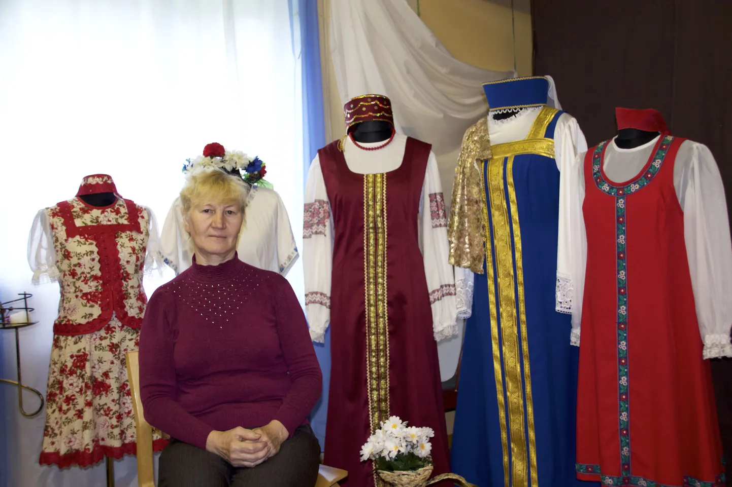 Natalja Tumanova maalib puidule ja õmbleb rahvarõivaid.