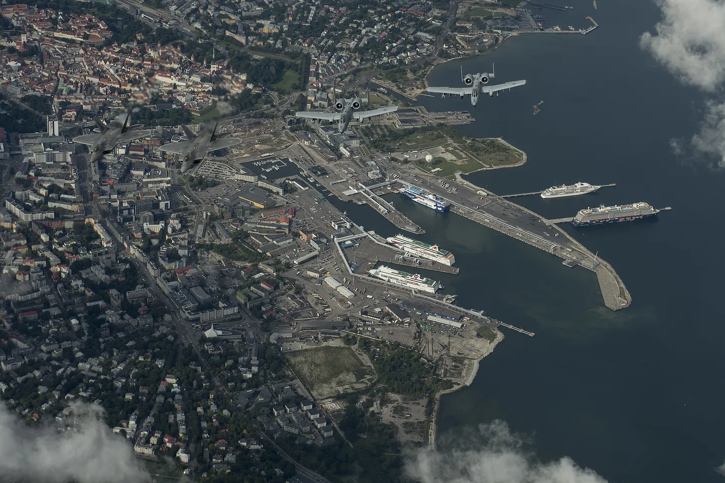 Ameerika Ühendriikide varghävitajate F-22 Raptor paar (vasakul) ja tankihävitajatena tuntud lähiõhutoetuse ründelennukite A-10 Thunderbolti paar Tallinna kesklinna kohal. Just radaritele nähtamatutele hävitajatele F-22 Raptor tugineb Ameerika Ühendriikide 
ülemvõim õhulahinguruumis.
