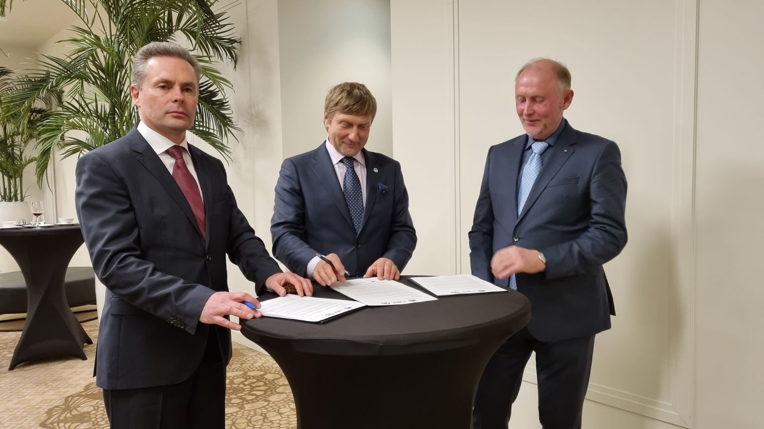 Ühispöördumise allkirjastamine Eesti, Läti ja Leedu erametsaomanike esindusorganisatsioonide juhtide poolt.
