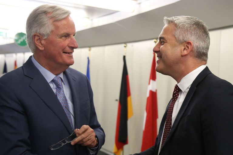 Stephen Barclay (paremal) ja Michel Barnier. 
