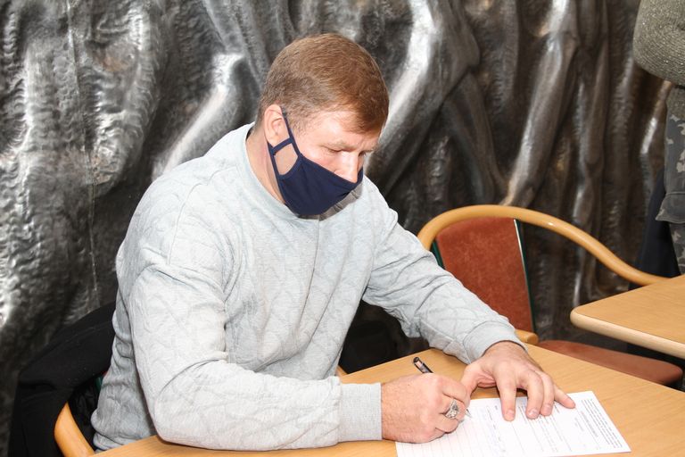 Дмитрий Мелисс из инициативной группы ставит свою подпись за возвращение Алексея Евграфова на пост мэра Нарвы.