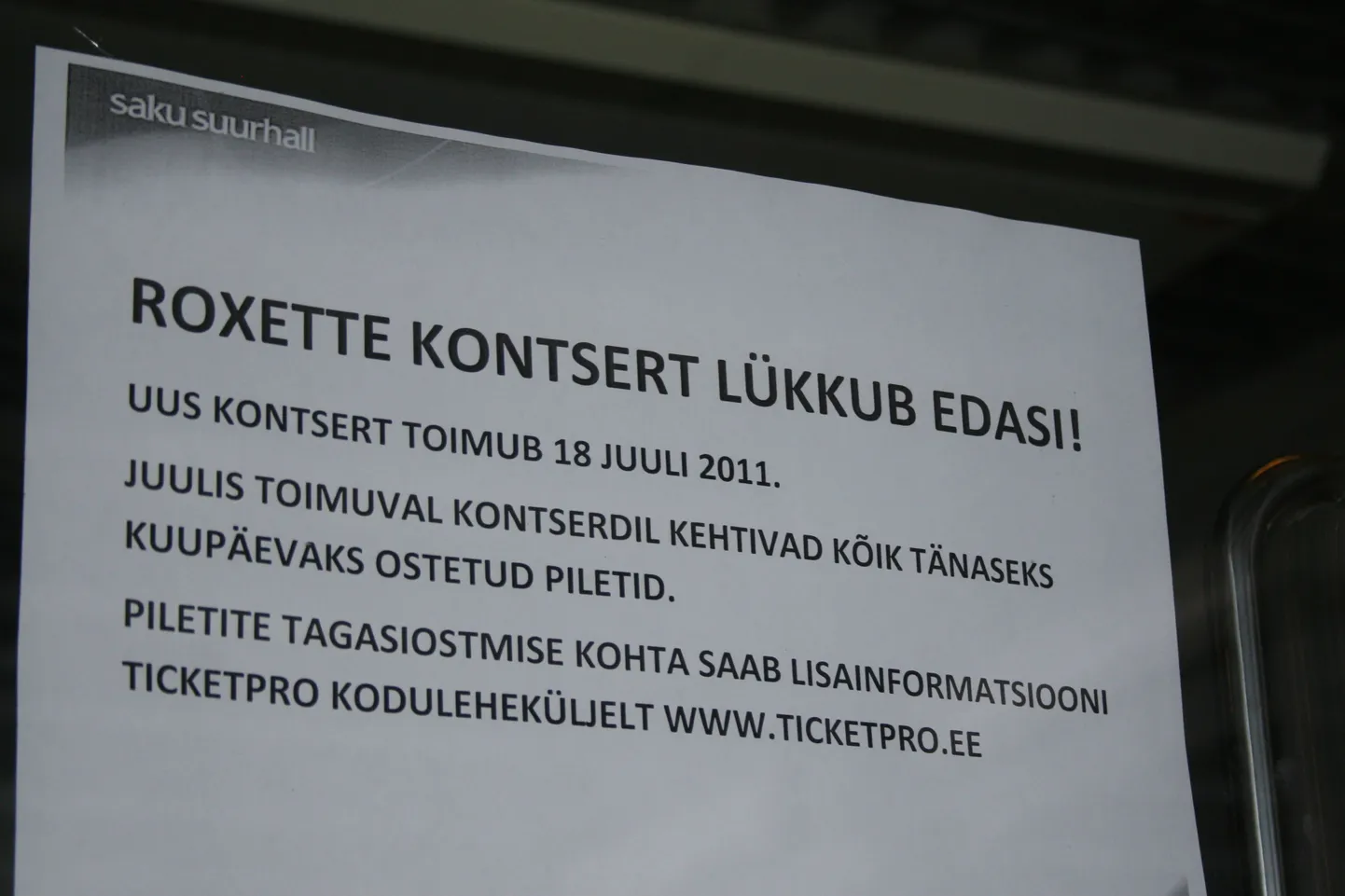 Saku Suurhalli uksel rippus silt, mis teatas Roxette'i kontserdi ärajäämisest.