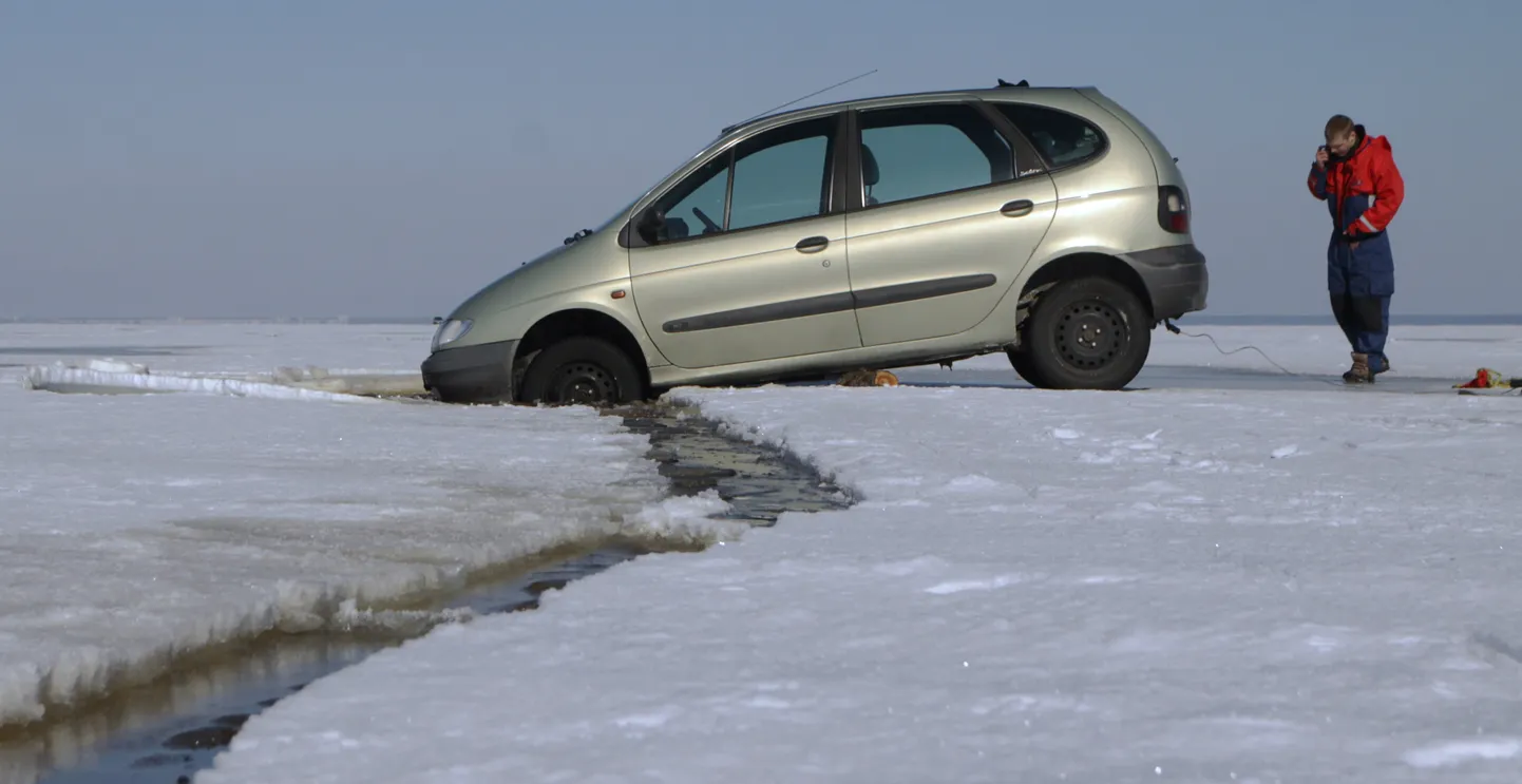 Läbi jää vajunud auto.